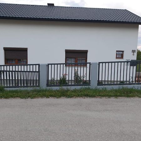 Apartman Filip Udbina エクステリア 写真