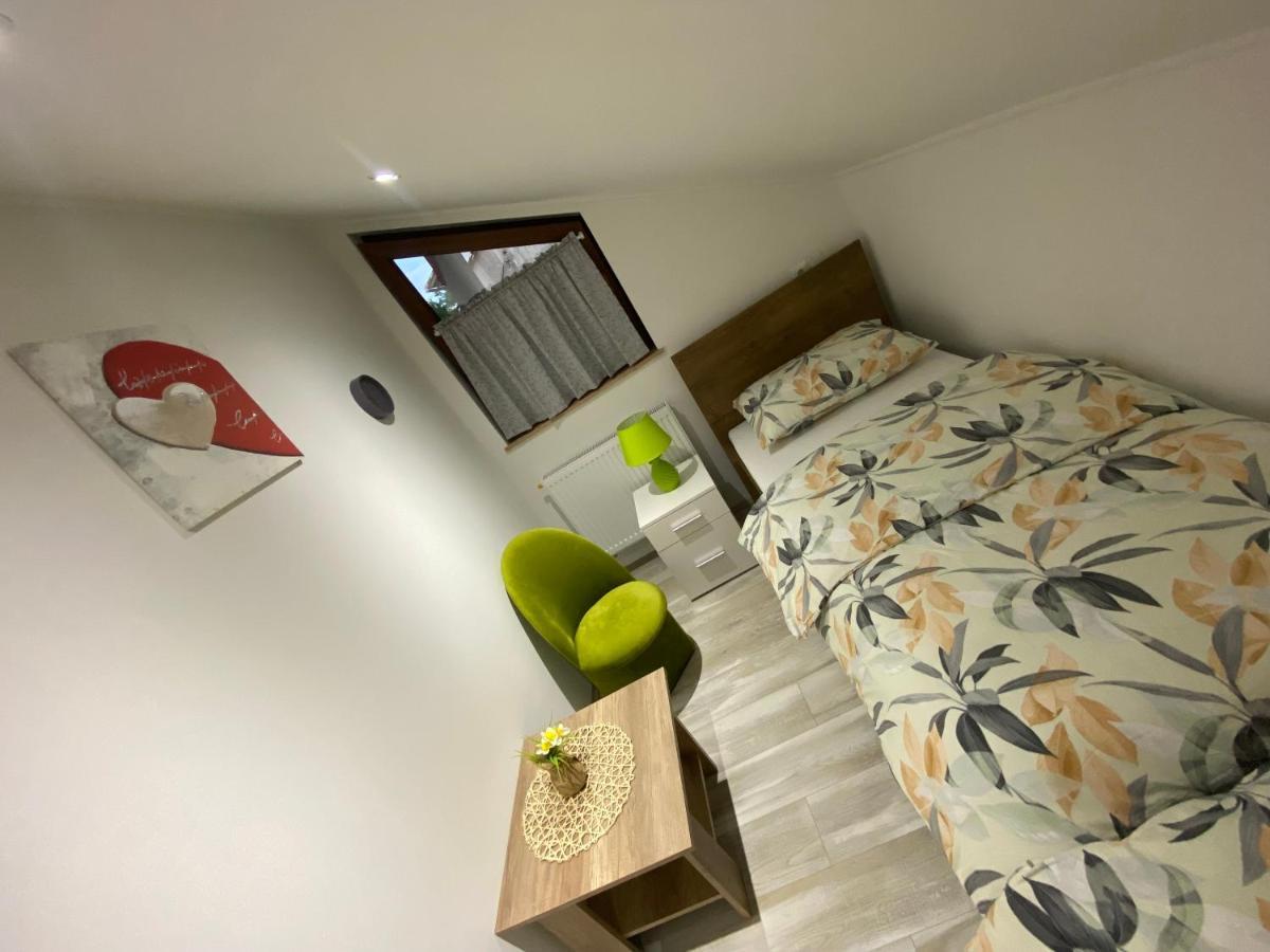 Apartman Filip Udbina エクステリア 写真