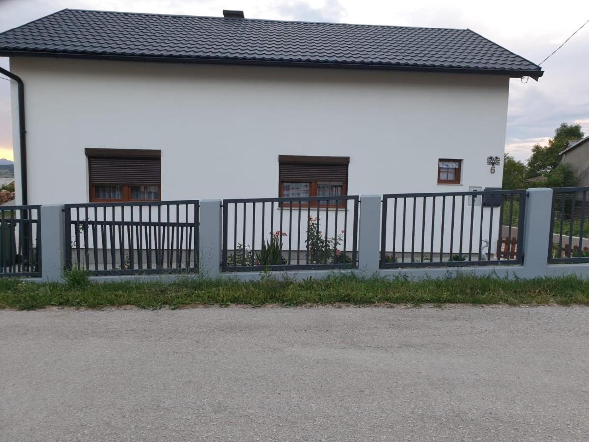 Apartman Filip Udbina エクステリア 写真